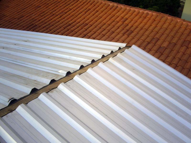 Telhado simples com telhas inox sem uso de isolante termoacústico