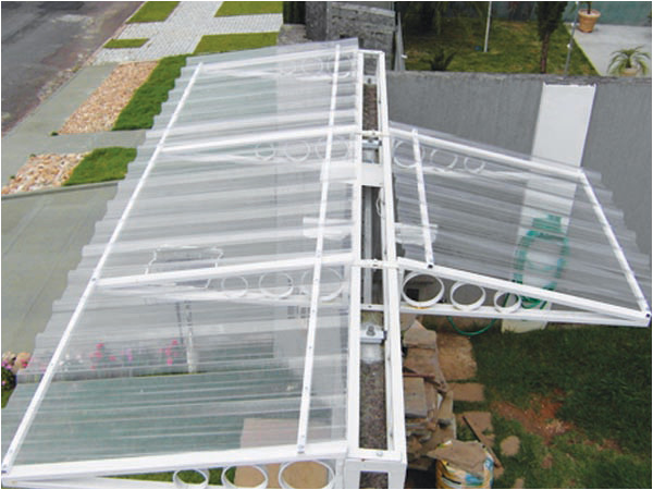Uso da telha de policarbonato trapezoidal translúcida para cobertura externa