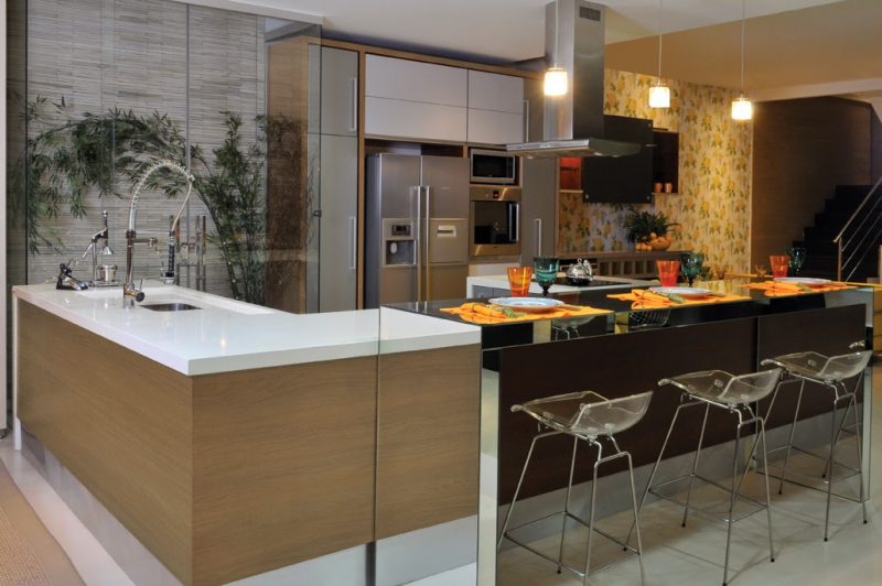 Já esse modelo é o extremo oposto, em que os revestimentos de madeira para cozinha dão um ar super moderno ao ambiente