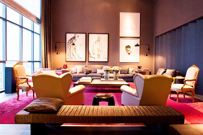 Decoração de ambiente interno de sala de estar com tons de marsala e rosa
