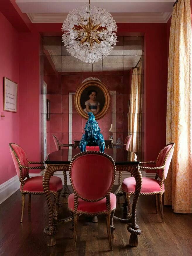 Marsala é uma cor que combina muito com decorações clássicas, podendo ser usada tanto no mobiliário quanto nos revestimentos