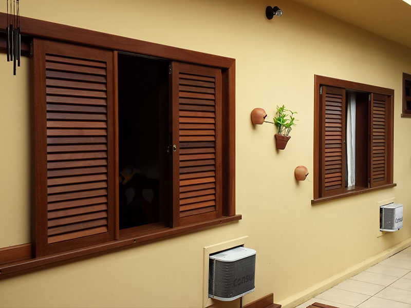 Janelas de madeira são uma das opções mais comuns em esquadrias no país, estando presentes desde em casas populares à grandes mansões as janelas de madeira.