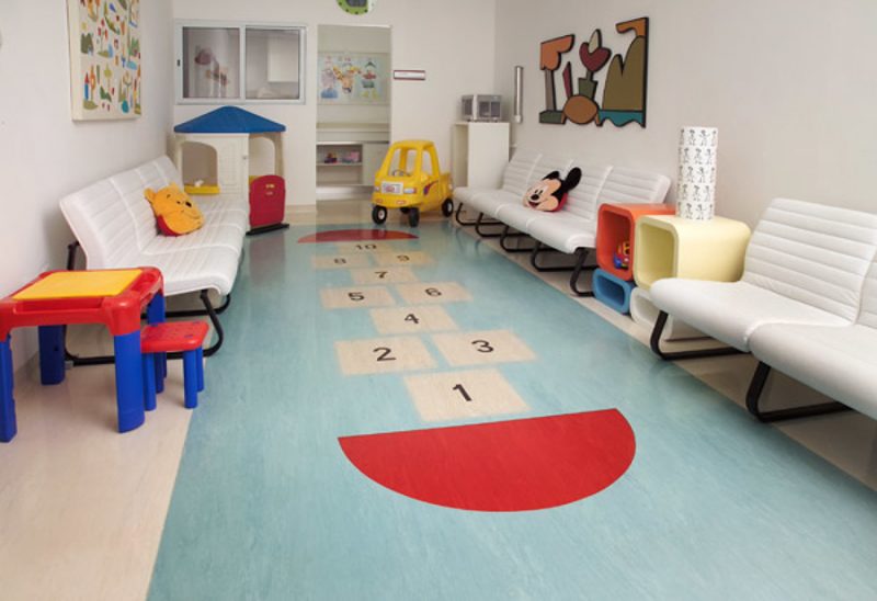 Piso Paviflex em sala de espera de consultório infantil