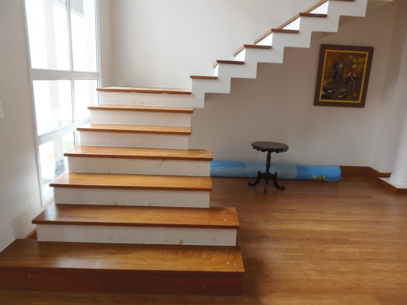 Escada de madeira em formato L