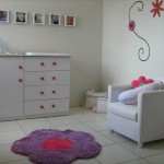 quarto infantil decorado com branco e rosa