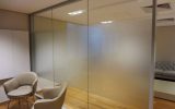 Divisória de sala de reuniões em vidro jateado