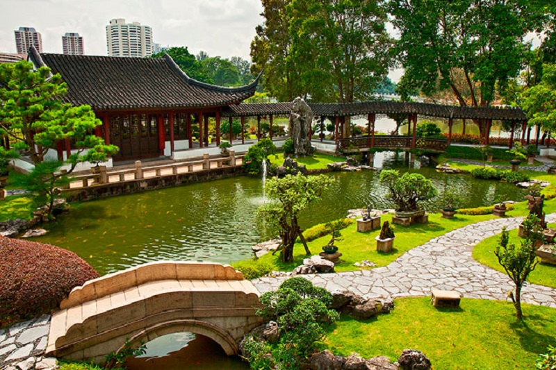 Pontes e córregos de água são um elemento recorrente nos jardins japoneses