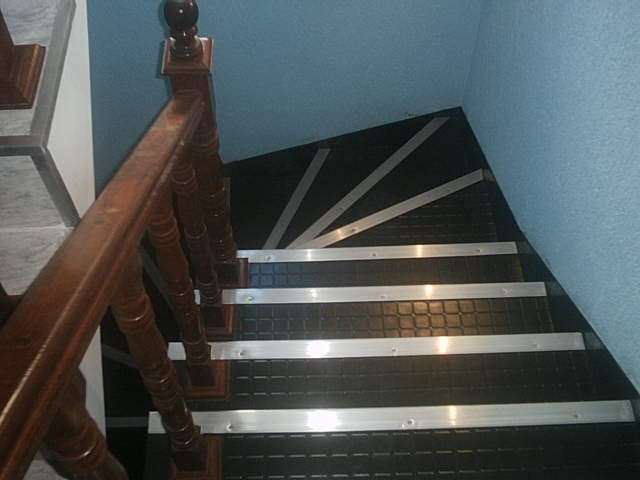 Escada revestida com piso antiderrapante emborrachado