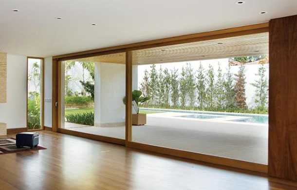 Esquadria imensa em vidro e madeira, para porta de varanda de luxo, de correr e em madeira