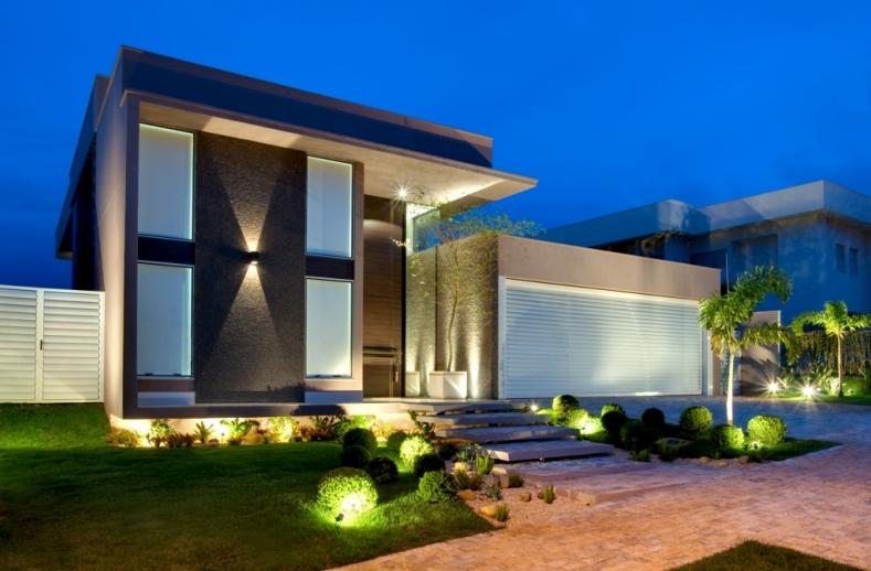 Casa moderna com uso de iluminação na fachada