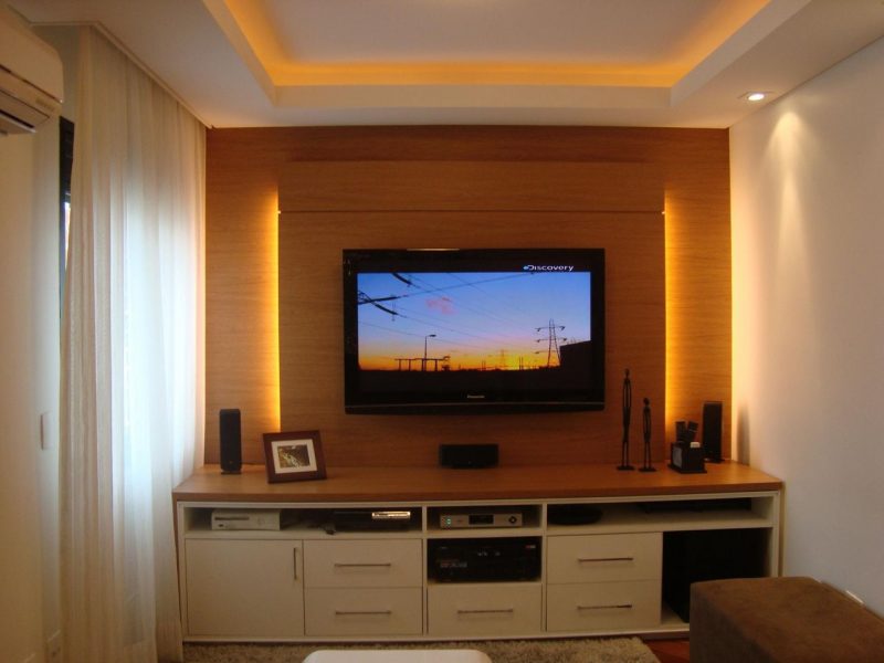 Sala de estar e painel para TV iluminados com luminária LED