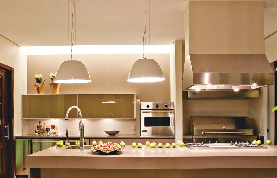pendentes LED sobre bancada da cozinha, e iluminação sobre o balcão principal
