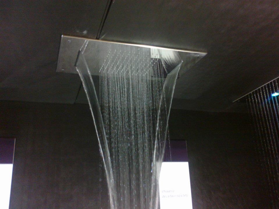 chuveiro de teto misto da altero, com ducha e cascatas reguláveis