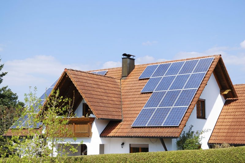 residência que utiliza sobre o telhado diversos módulos fotovoltaicos