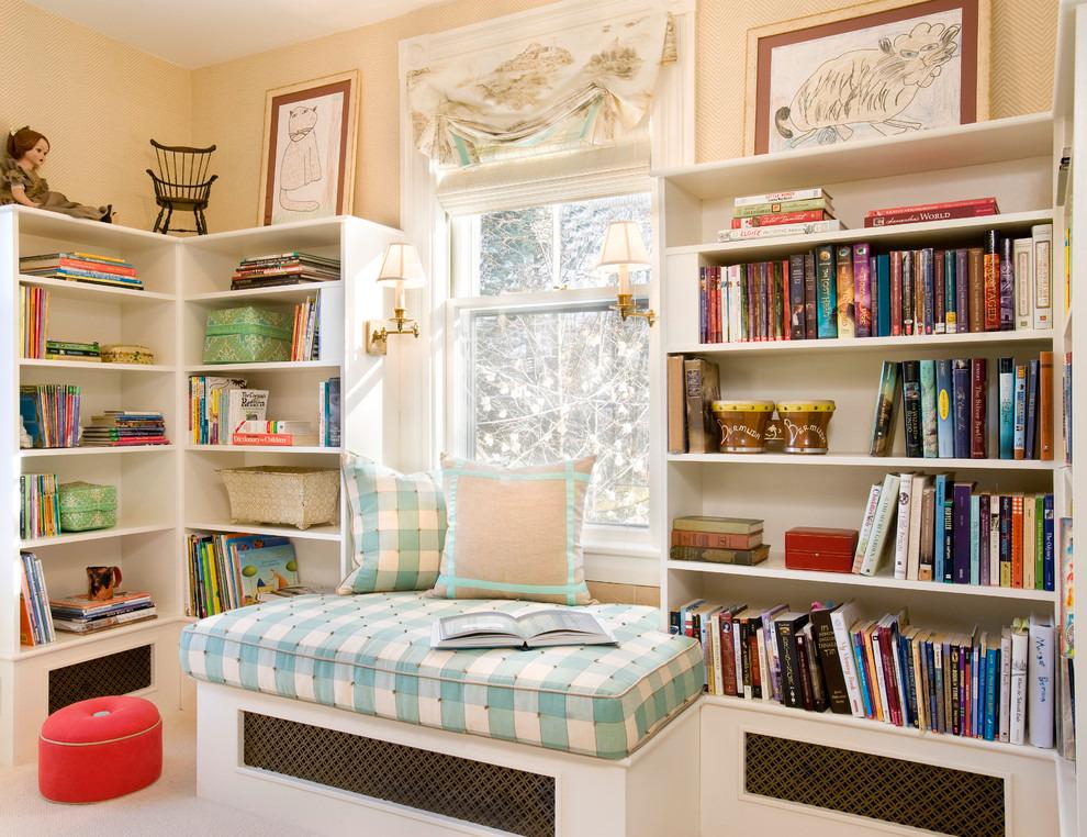 Nessa sala, sob a janela é criado um estofado para servir de espaço de leitura na casa, rodeada pelos livros, aproveitando a iluminação natural.