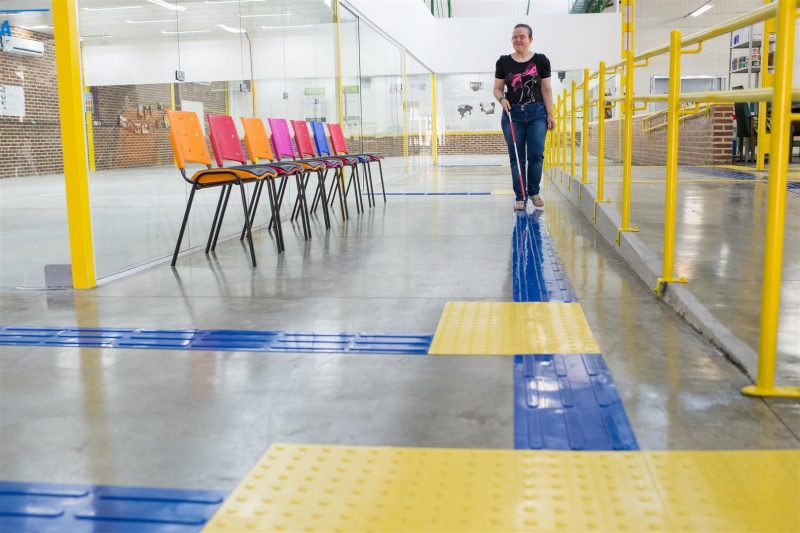 O piso tátil é uma iniciativa importante para promover a acessibilidade a pessoas com deficiência visual