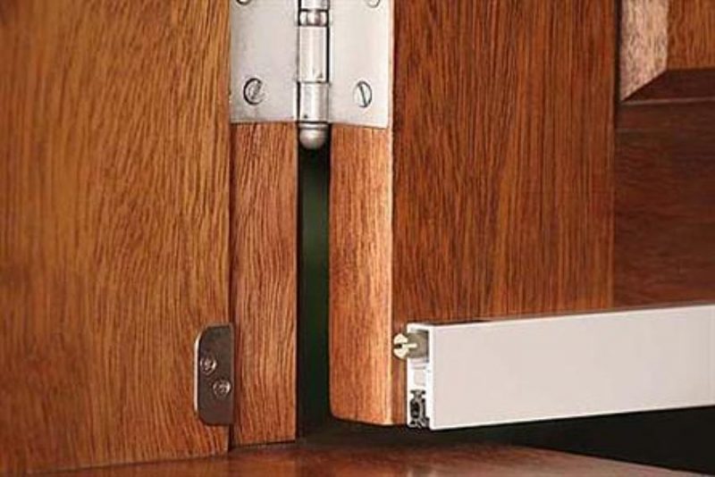 veda porta com aba acústica em porta de madeira