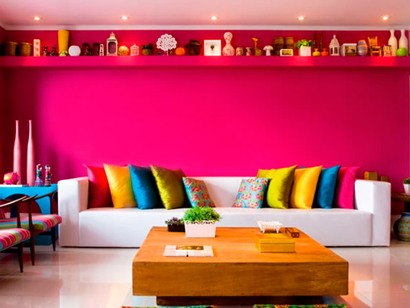 Decoração de sala de estar com parede em acrílico rosa fosco