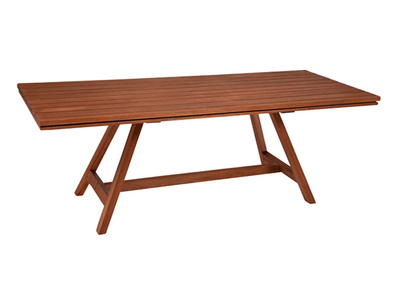Mesa de madeira simples para áreas externas