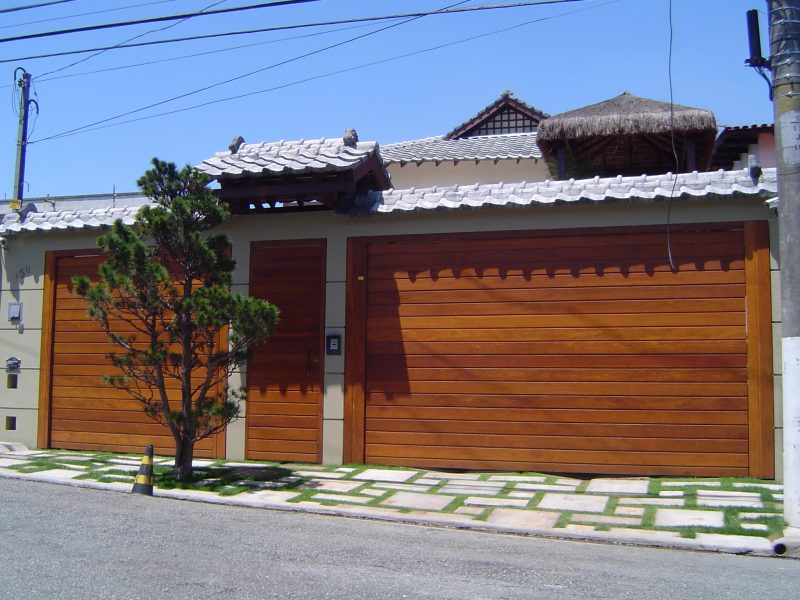 Portão de madeira para garagem residencial