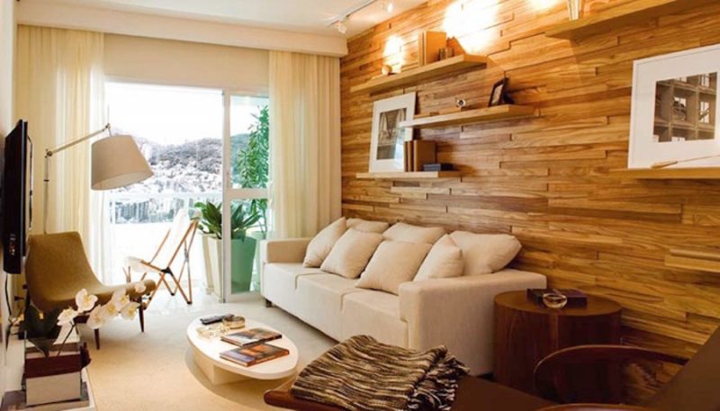 parede revestida com madeira na sala de estar
