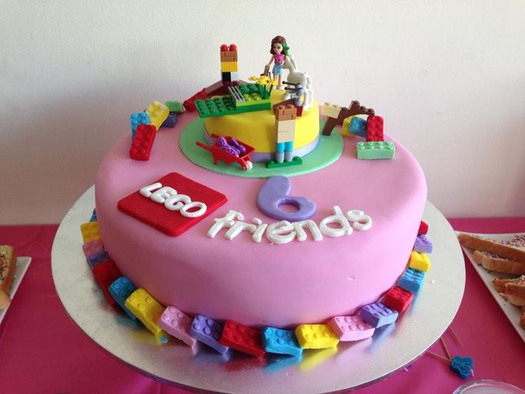Bolo de aniversário para festa de aniversário de menina, da Lego, decorado com pecinhas do game