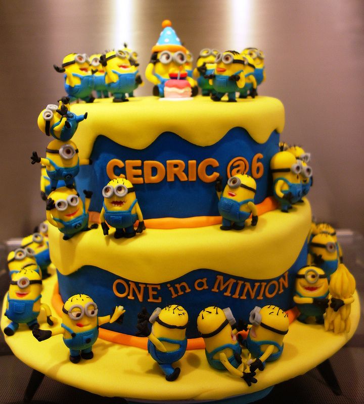 torta de aniversário decorada da turma dos Minions