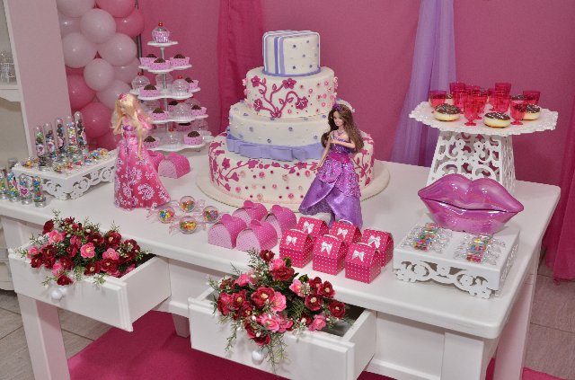 Bolo da Barbie decorado com maquiagem  Bolo festa infantil, Bolo barbie,  Festa infantil