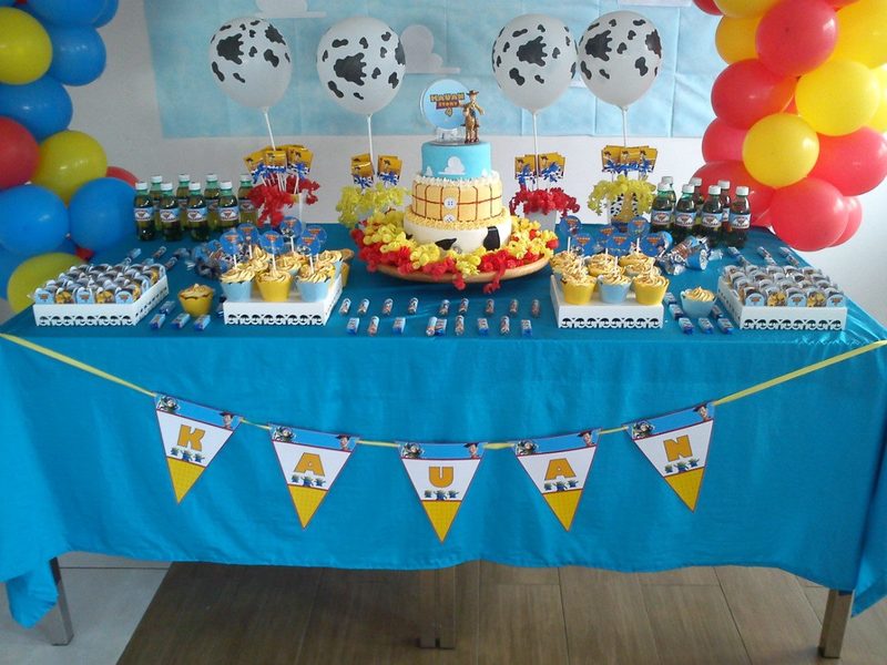 Mesa de aniversário personalizada para festinha do Toy Story