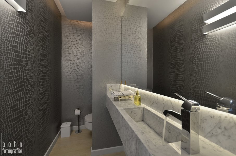 Banheiro com parede de textura de couro