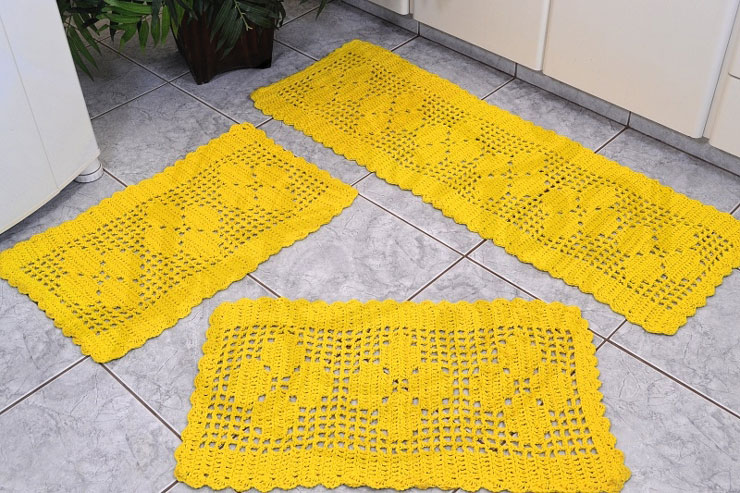 Tapete branco e amarelo em crochê