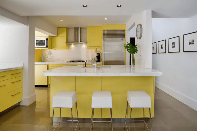cozinha amarela e branca