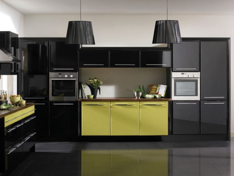 Cozinha amarela com preto e objetos decorativos