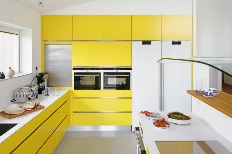 cozinha amarela e branca