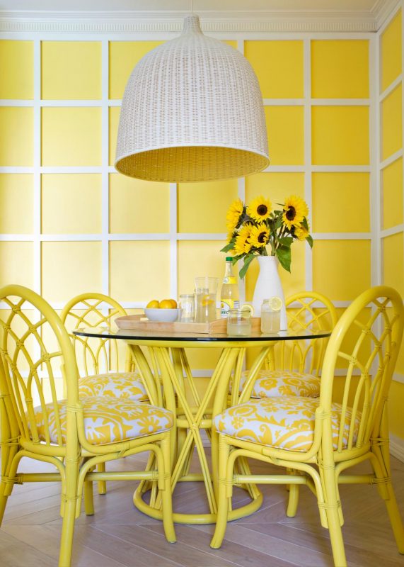 mesa com cadeiras amarelas