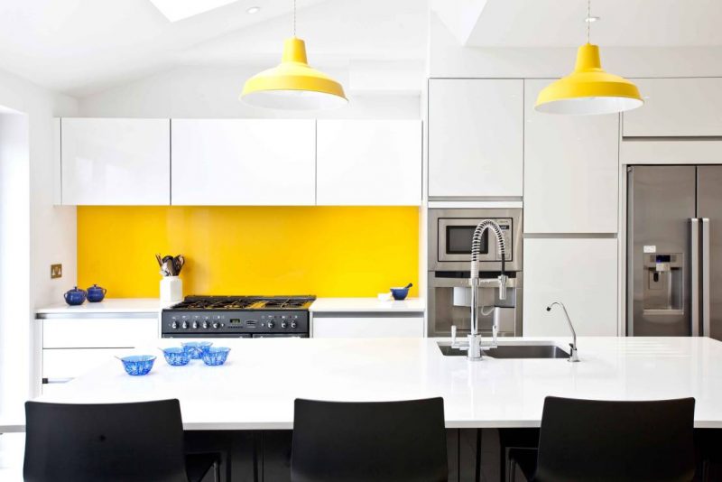 Cozinha Amarela com Paredes Cinzas