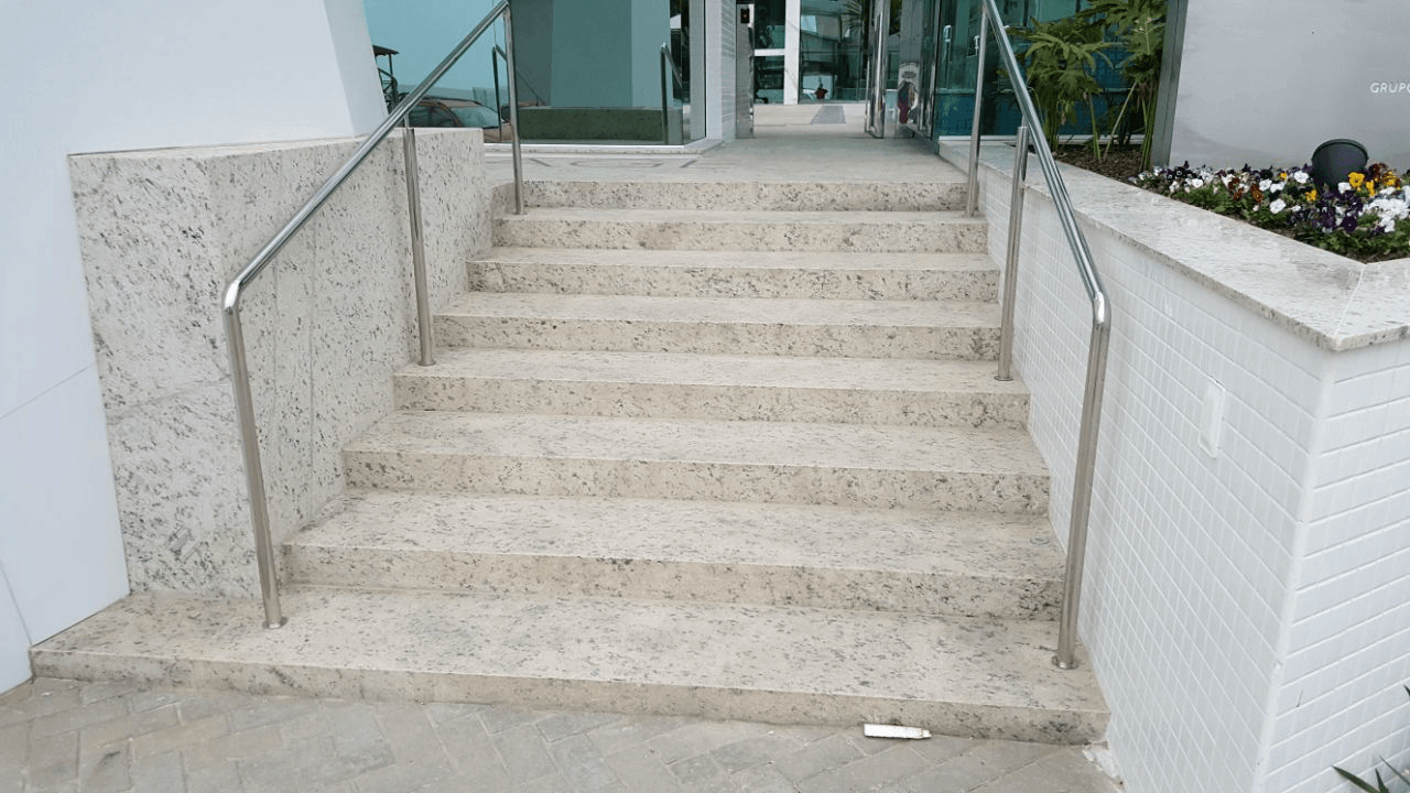 Granito Branco Dallas em Escadas