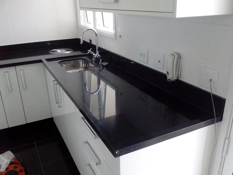 Granito preto São Gabriel destacado pela iluminação da cozinha