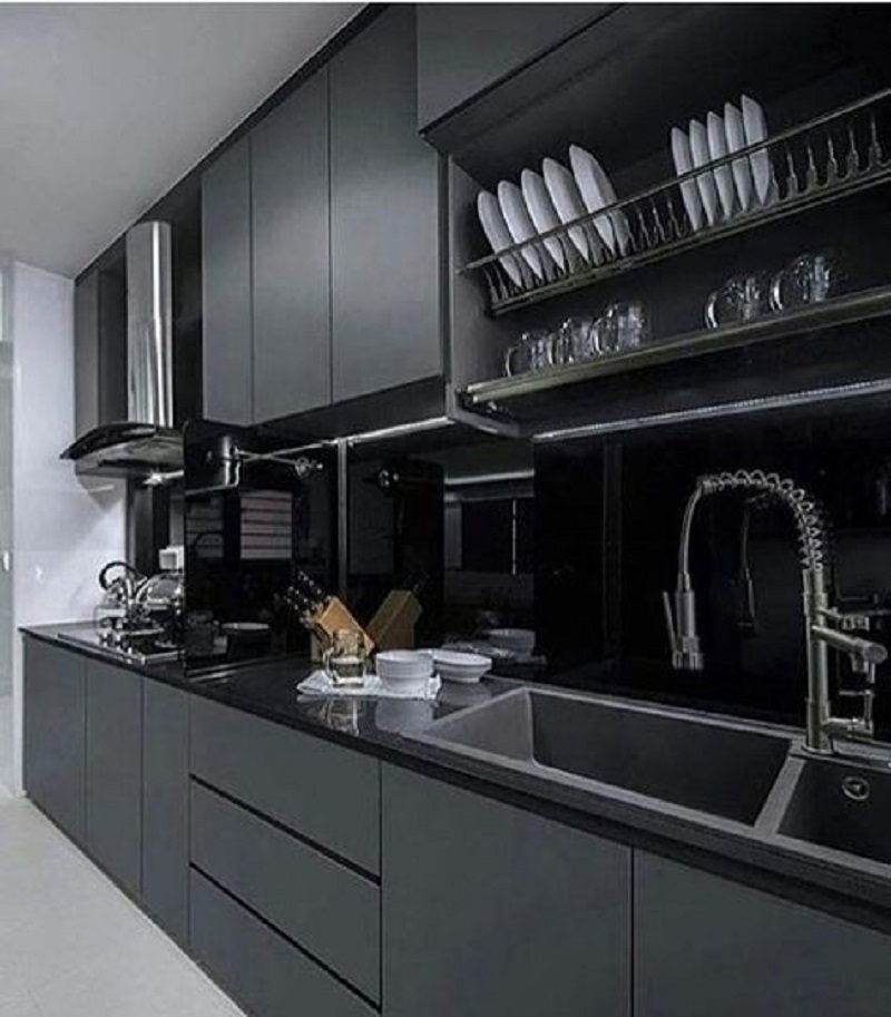 Cozinha preta com elementos em madeira