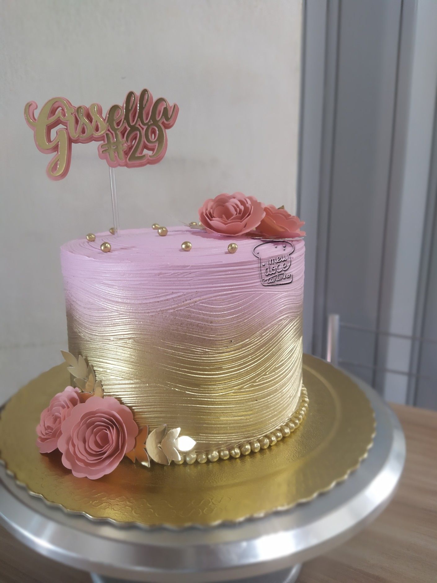 Bolo dourado com rosa  Bolo de aniversario adulto, Bolo de chantilly, Bolo