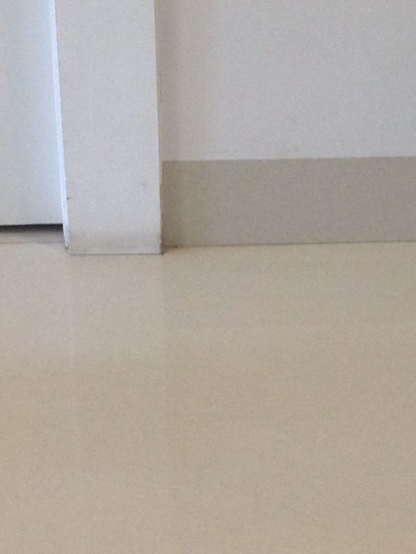 Rodapé Embutido → O Que É? Vantagens, Desvantagens e Como Fazer