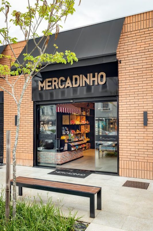 Fachada Para Loja Pequena → Simples, Modernas, de Madeira, Iluminada