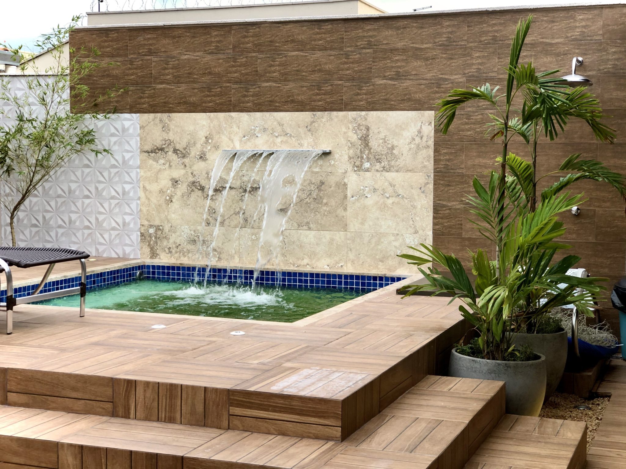 Piscina Elevada → de Fibra, Alvenaria, Com Deck, Cascata, Simples