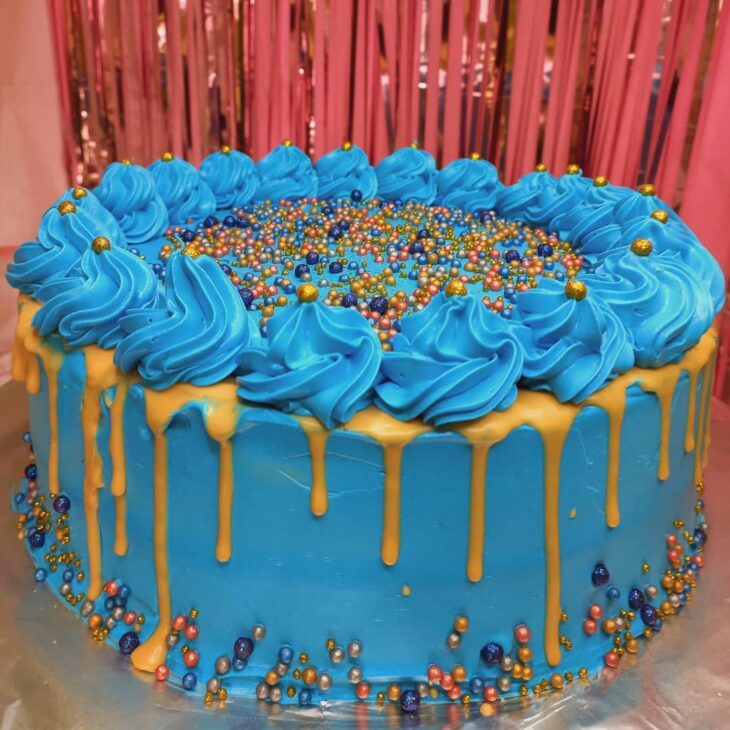 Bolo de Aniversário Masculino → Moderno, Personalizado, Simples, Azul